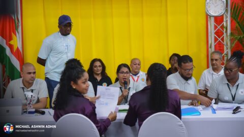 https://michaelashwinadhin.com/wp-content/uploads/2025/02/NDP-Suriname-Inschrijving-bij-CHS-22.02.2025-Michael-Ashwin-Adhin-a61.jpg