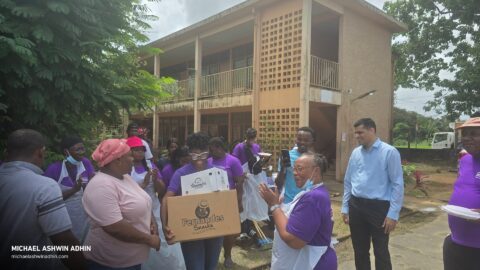 https://michaelashwinadhin.com/wp-content/uploads/2025/02/Schoonmaakactiviteit-Huize-Ashiana-Donatie-voedingsmiddelen-07.02.2025-Michael-Ashwin-Adhin-NDP-Suriname-9.jpg