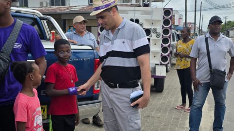 https://michaelashwinadhin.com/wp-content/uploads/2025/02/Veldwerk-Lelydorp-09.02.2025-Michael-Ashwin-Adhin-NDP-Suriname-5v.jpg