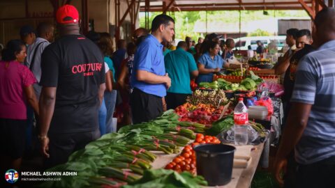 https://michaelashwinadhin.com/wp-content/uploads/2025/03/Bezoek-3de-Rijweg-Kwatta-Markt-30-03-2025-Mchael-Ashwin-Adhin-NDP-Suriname-z_13.jpg