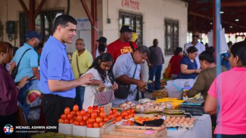 https://michaelashwinadhin.com/wp-content/uploads/2025/03/Bezoek-3de-Rijweg-Kwatta-Markt-30-03-2025-Mchael-Ashwin-Adhin-NDP-Suriname-z_15.jpg