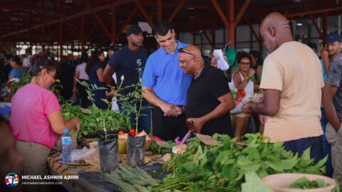 https://michaelashwinadhin.com/wp-content/uploads/2025/03/Bezoek-3de-Rijweg-Kwatta-Markt-30-03-2025-Mchael-Ashwin-Adhin-NDP-Suriname-z_20.jpg