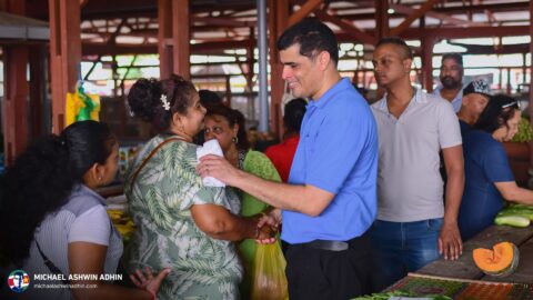https://michaelashwinadhin.com/wp-content/uploads/2025/03/Bezoek-3de-Rijweg-Kwatta-Markt-30-03-2025-Mchael-Ashwin-Adhin-NDP-Suriname-z_27.jpg
