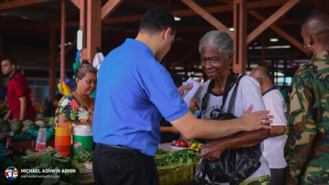 https://michaelashwinadhin.com/wp-content/uploads/2025/03/Bezoek-3de-Rijweg-Kwatta-Markt-30-03-2025-Mchael-Ashwin-Adhin-NDP-Suriname-z_29.jpg