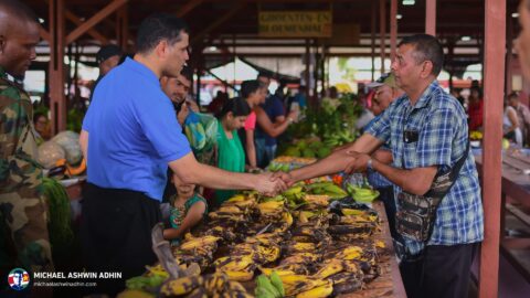 https://michaelashwinadhin.com/wp-content/uploads/2025/03/Bezoek-3de-Rijweg-Kwatta-Markt-30-03-2025-Mchael-Ashwin-Adhin-NDP-Suriname-z_30.jpg