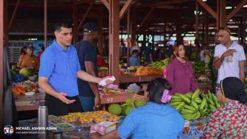 https://michaelashwinadhin.com/wp-content/uploads/2025/03/Bezoek-3de-Rijweg-Kwatta-Markt-30-03-2025-Mchael-Ashwin-Adhin-NDP-Suriname-z_31.jpg