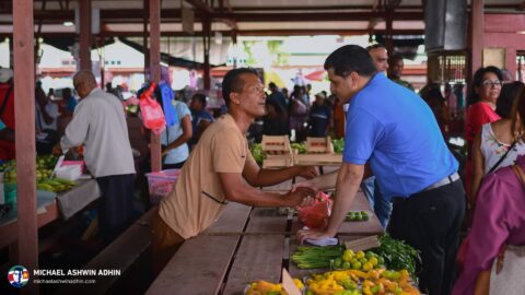 https://michaelashwinadhin.com/wp-content/uploads/2025/03/Bezoek-3de-Rijweg-Kwatta-Markt-30-03-2025-Mchael-Ashwin-Adhin-NDP-Suriname-z_32.jpg