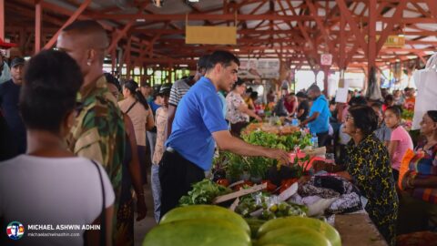 https://michaelashwinadhin.com/wp-content/uploads/2025/03/Bezoek-3de-Rijweg-Kwatta-Markt-30-03-2025-Mchael-Ashwin-Adhin-NDP-Suriname-z_33.jpg