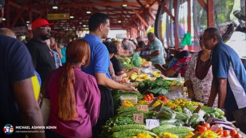 https://michaelashwinadhin.com/wp-content/uploads/2025/03/Bezoek-3de-Rijweg-Kwatta-Markt-30-03-2025-Mchael-Ashwin-Adhin-NDP-Suriname-z_5.jpg