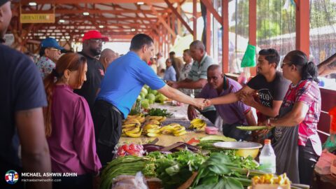 https://michaelashwinadhin.com/wp-content/uploads/2025/03/Bezoek-3de-Rijweg-Kwatta-Markt-30-03-2025-Mchael-Ashwin-Adhin-NDP-Suriname-z_6.jpg
