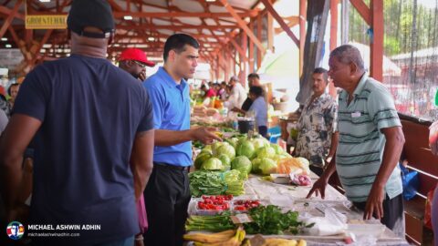 https://michaelashwinadhin.com/wp-content/uploads/2025/03/Bezoek-3de-Rijweg-Kwatta-Markt-30-03-2025-Mchael-Ashwin-Adhin-NDP-Suriname-z_7.jpg