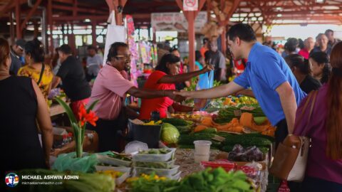 https://michaelashwinadhin.com/wp-content/uploads/2025/03/Bezoek-3de-Rijweg-Kwatta-Markt-30-03-2025-Mchael-Ashwin-Adhin-NDP-Suriname-z_8.jpg