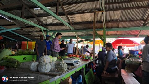 https://michaelashwinadhin.com/wp-content/uploads/2025/03/Bezoek-Markt-Nickerie-01-03-2025-Michael-Ashwin-Adhin-13.jpg
