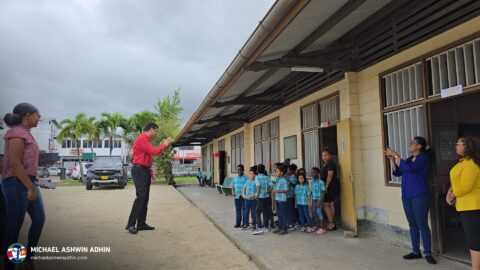 https://michaelashwinadhin.com/wp-content/uploads/2025/03/Voorleesdag-OS-Maretraite-school-Paramaribo-7-maart-2025-Michael-Ashwin-Adhin-NDP-Suriname-2.jpg
