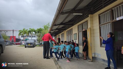 https://michaelashwinadhin.com/wp-content/uploads/2025/03/Voorleesdag-OS-Maretraite-school-Paramaribo-7-maart-2025-Michael-Ashwin-Adhin-NDP-Suriname-4.jpg