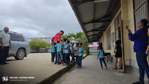 https://michaelashwinadhin.com/wp-content/uploads/2025/03/Voorleesdag-OS-Maretraite-school-Paramaribo-7-maart-2025-Michael-Ashwin-Adhin-NDP-Suriname-6.jpg