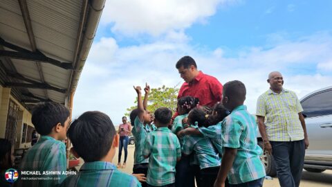 https://michaelashwinadhin.com/wp-content/uploads/2025/03/Voorleesdag-OS-Maretraite-school-Paramaribo-7-maart-2025-Michael-Ashwin-Adhin-NDP-Suriname-8.jpg