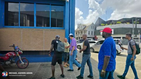 https://michaelashwinadhin.com/wp-content/uploads/2025/05/NDP-Paramaribo-Bezoek-Markt-Michael-Ashwin-Adhin-Suriname-Verkiezingen-2025-22.jpg