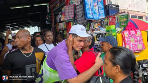 https://michaelashwinadhin.com/wp-content/uploads/2025/05/NDP-Paramaribo-Bezoek-Markt-Michael-Ashwin-Adhin-Suriname-Verkiezingen-2025-t11.jpg