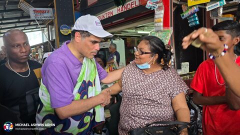 https://michaelashwinadhin.com/wp-content/uploads/2025/05/NDP-Paramaribo-Bezoek-Markt-Michael-Ashwin-Adhin-Suriname-Verkiezingen-2025-t14.jpg