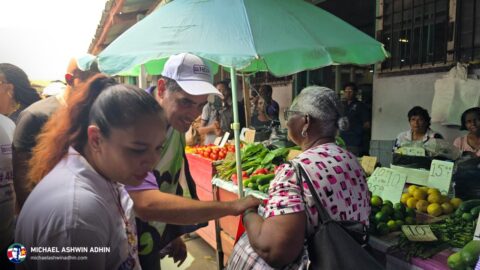 https://michaelashwinadhin.com/wp-content/uploads/2025/05/NDP-Paramaribo-Bezoek-Markt-Michael-Ashwin-Adhin-Suriname-Verkiezingen-2025-t15.jpg