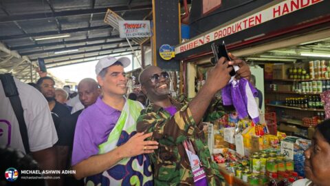 https://michaelashwinadhin.com/wp-content/uploads/2025/05/NDP-Paramaribo-Bezoek-Markt-Michael-Ashwin-Adhin-Suriname-Verkiezingen-2025-t17.jpg