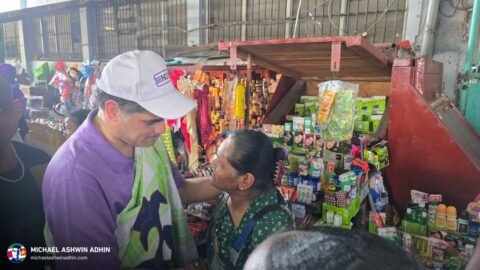 https://michaelashwinadhin.com/wp-content/uploads/2025/05/NDP-Paramaribo-Bezoek-Markt-Michael-Ashwin-Adhin-Suriname-Verkiezingen-2025-t18.jpg
