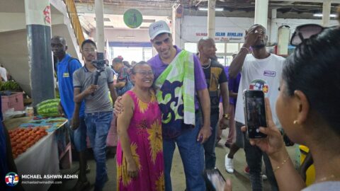 https://michaelashwinadhin.com/wp-content/uploads/2025/05/NDP-Paramaribo-Bezoek-Markt-Michael-Ashwin-Adhin-Suriname-Verkiezingen-2025-t19.jpg