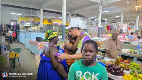 https://michaelashwinadhin.com/wp-content/uploads/2025/05/NDP-Paramaribo-Bezoek-Markt-Michael-Ashwin-Adhin-Suriname-Verkiezingen-2025-t23.jpg