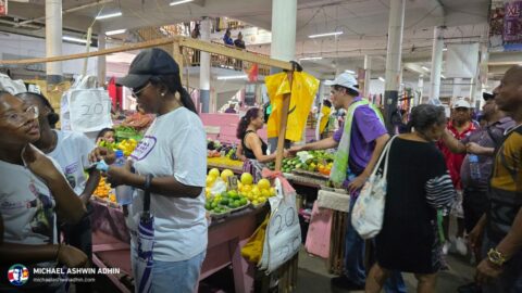 https://michaelashwinadhin.com/wp-content/uploads/2025/05/NDP-Paramaribo-Bezoek-Markt-Michael-Ashwin-Adhin-Suriname-Verkiezingen-2025-t24.jpg