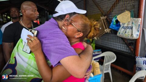 https://michaelashwinadhin.com/wp-content/uploads/2025/05/NDP-Paramaribo-Bezoek-Markt-Michael-Ashwin-Adhin-Suriname-Verkiezingen-2025-t7.jpg