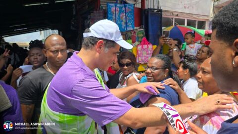 https://michaelashwinadhin.com/wp-content/uploads/2025/05/NDP-Paramaribo-Bezoek-Markt-Michael-Ashwin-Adhin-Suriname-Verkiezingen-2025-t9.jpg